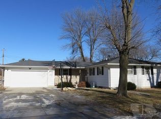 1010 Park Ln, Mason City, IA 50401