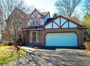 1 Foxfire Dr, Getzville, NY 14068