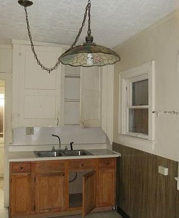 3rd image of 637 E Dewey Ave