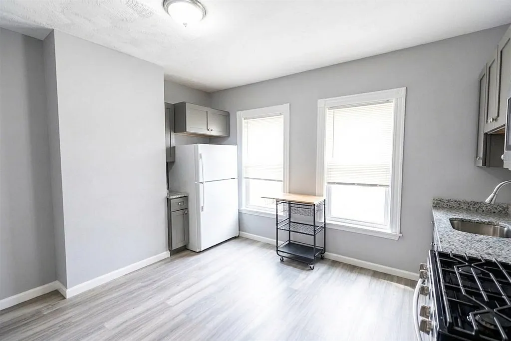 5 bed, 1.0 bath, 1500 sqft, $3,700 — Photo 2