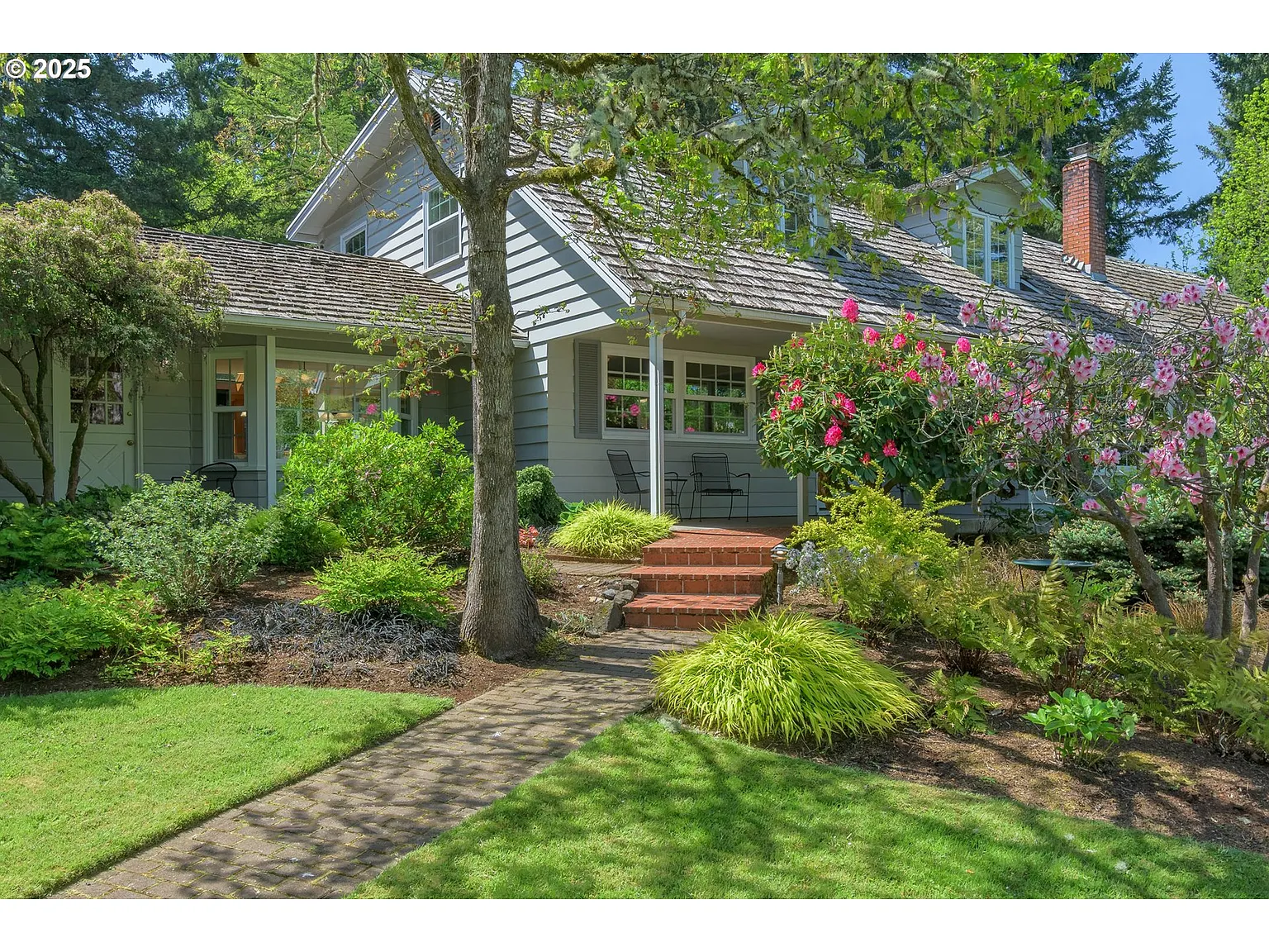 888 Crest Dr photo 1
