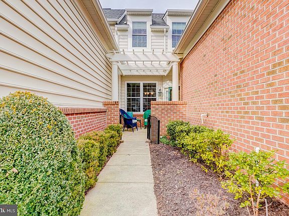 4th image of 44350 Oakmont Manor Sq