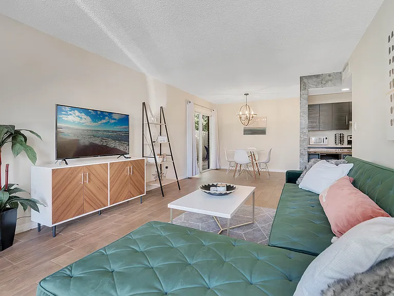 3051 Martin St — Photo 2