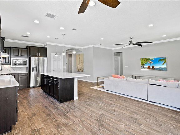 5th image of 245 SE Longview Drive