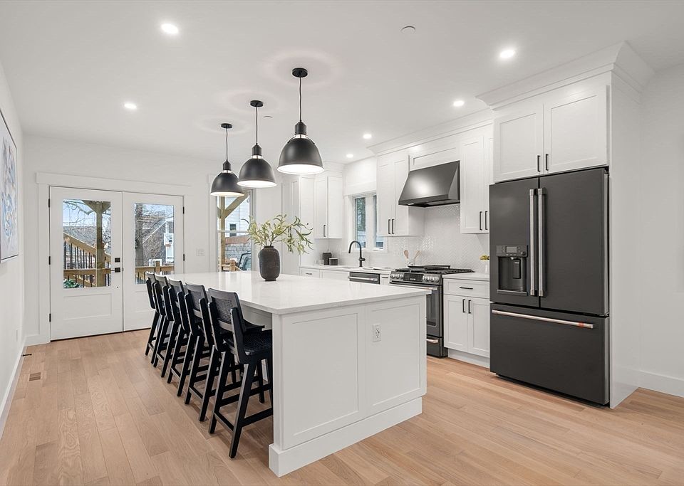 1st image of 26 Adelaide St Floor 2