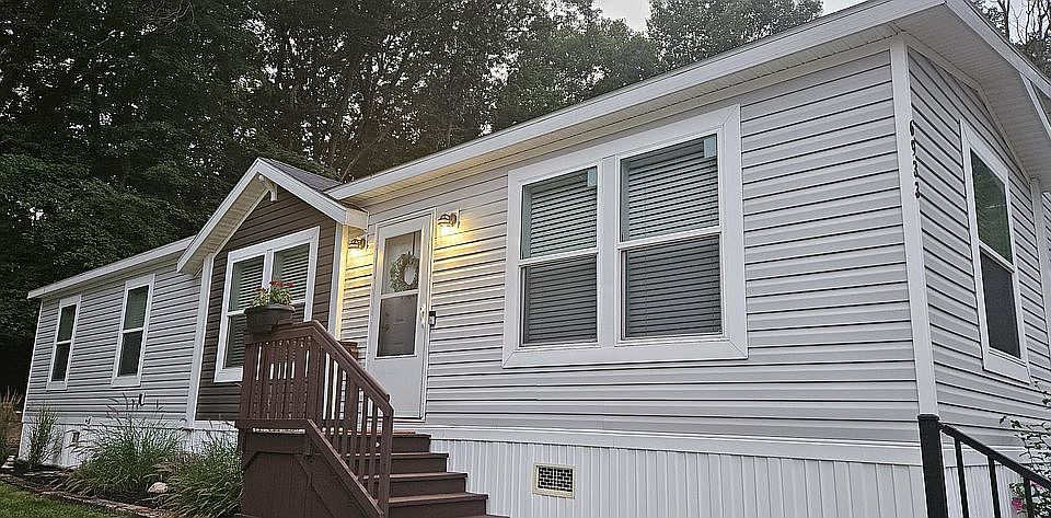 1st image of 6933 Shady Oak Dr NE