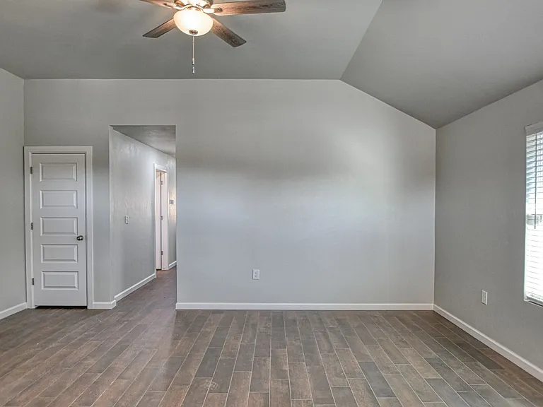 2721 Clifton Ter — Photo 5