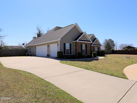 3rd image of 327 Lovorn Cir