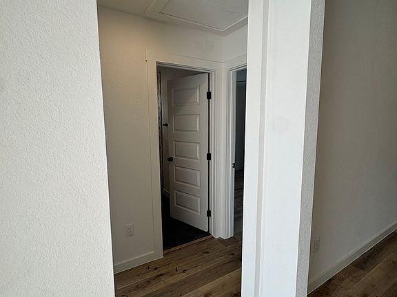 4th image of 913 Olive St