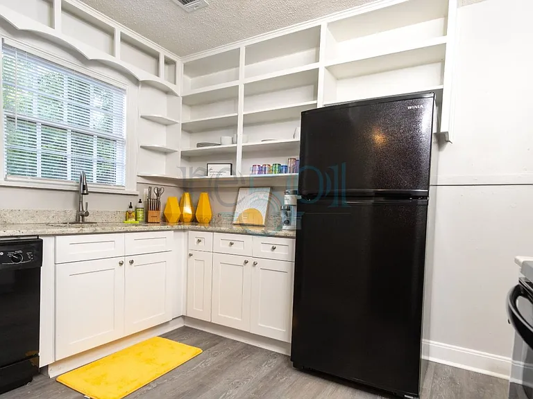 300 S Valentine St #1 — Photo 7