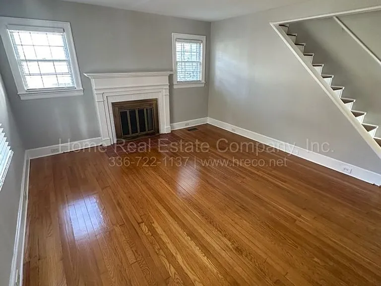 1009 Knollwood St — Photo 2