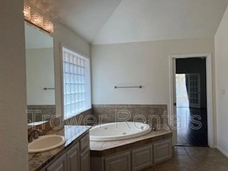 4 bed, 3.0 bath, 3561 sqft, $4,000 — Photo 4