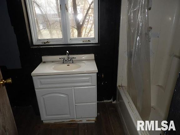 4th image of 119 Railroad St