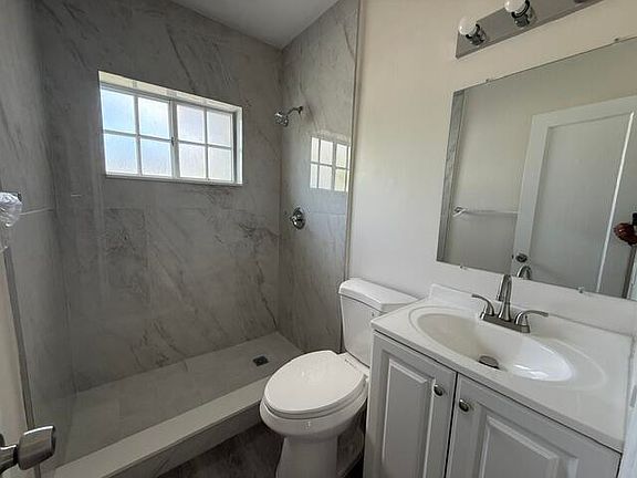 4th image of 2802 SW 36th Ave
