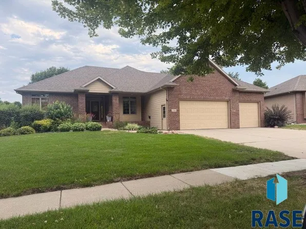 5704 S Grand Prairie Dr, Sioux Falls, SD 57108