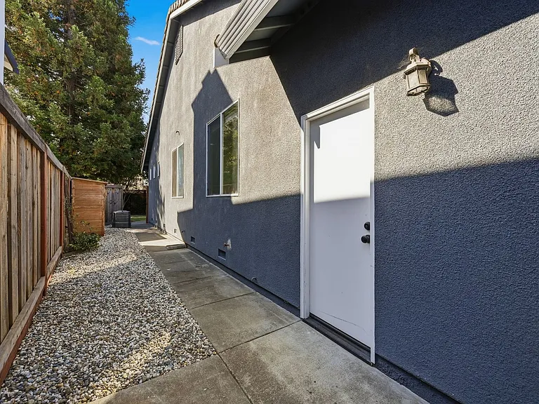 1439 Gordon Dr — Photo 47