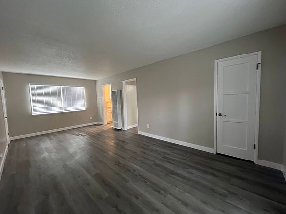 4th image of 555 Walnut Ave #19