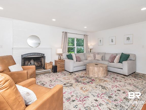 3rd image of 620 Tuthill Ln