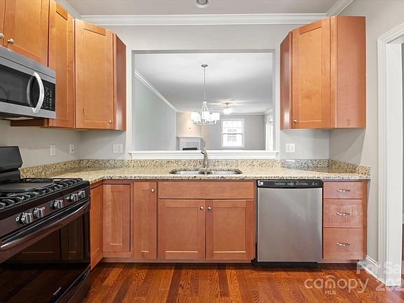 5th image of 41 Blythe Commons Ct