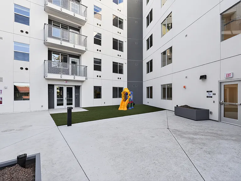 Dry Creek Crossing Apartments — Photo 35