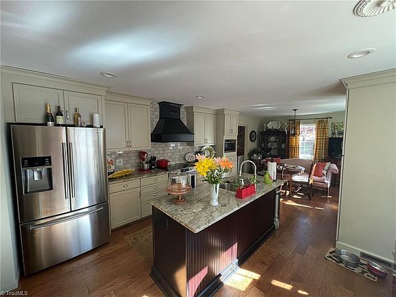 3rd image of 1223 Kensington Dr