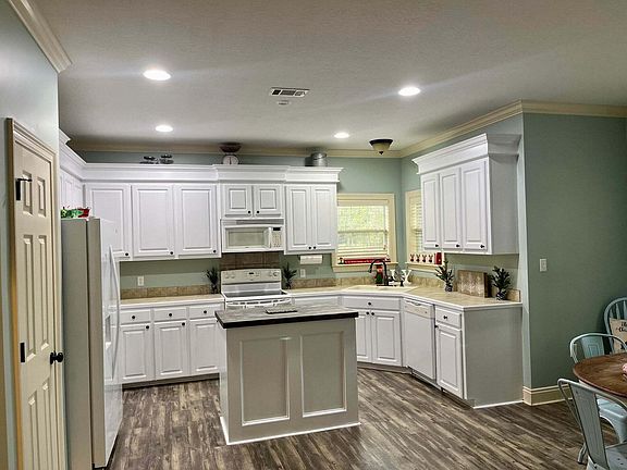 3rd image of 13 Lakeland Cir