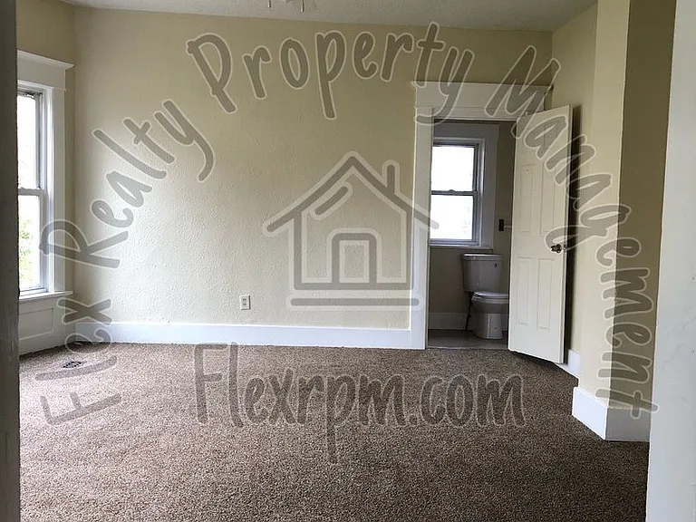 2452 Lawrence Ave — Photo 8