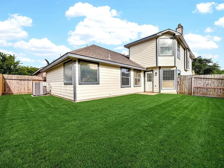 15014 Middle Oaks Blvd — Photo 36
