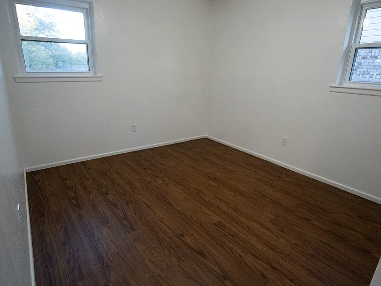 1004 Russell Ln — Photo 27