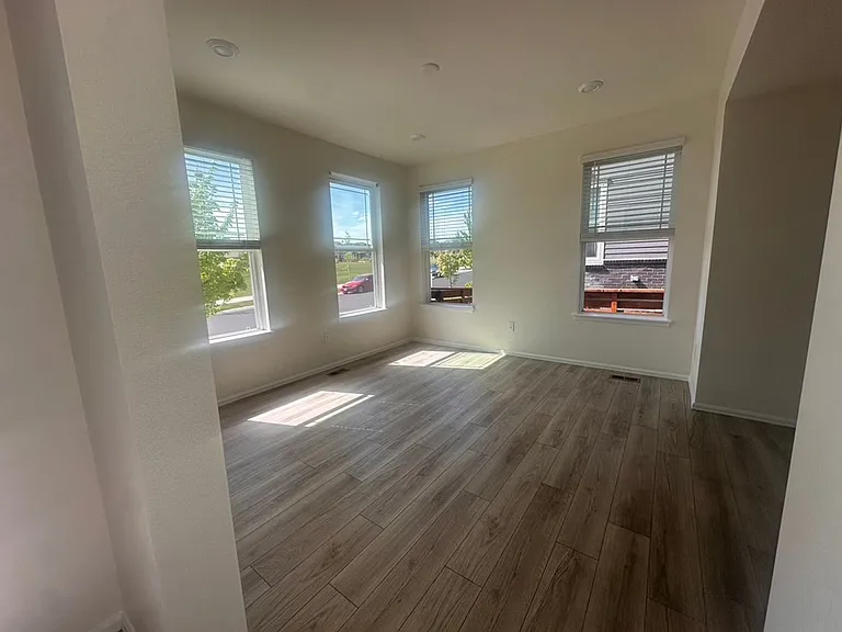 17612 Cherokee St — Photo 3