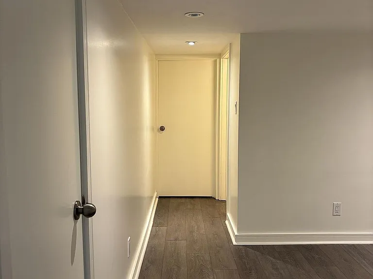 16 Montrose Ave #BASEMENT — Photo 9