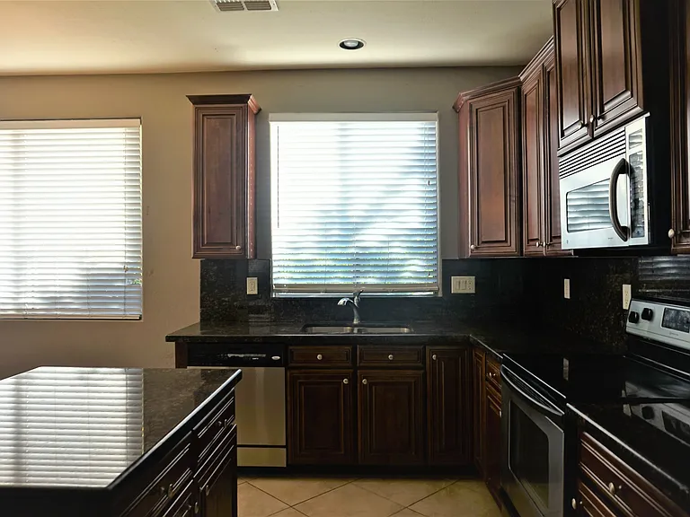 2586 E Remington Pl — Photo 4