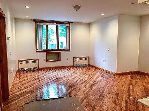 3rd image of 116 Calyer St #8