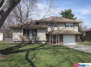 9016 Lakeview Dr, Omaha, NE 68127
