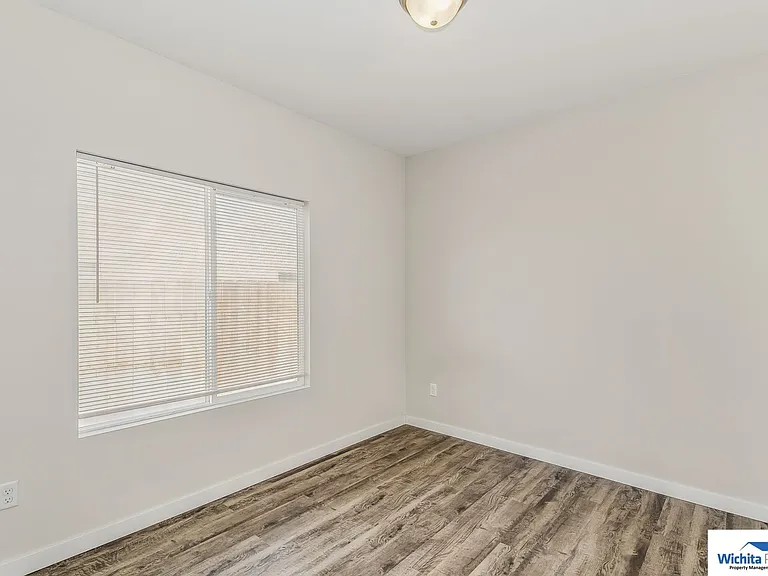 536 Martens Ct — Photo 8