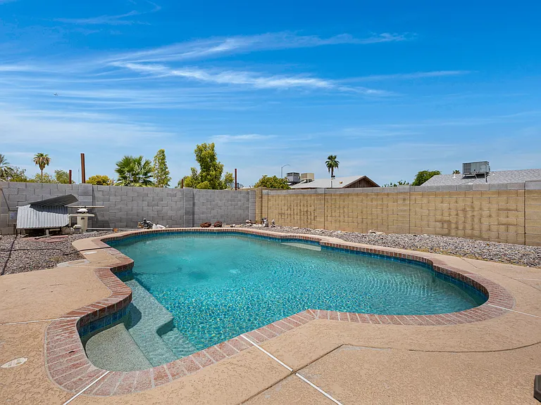 2056 W Des Moines Cir — Photo 10