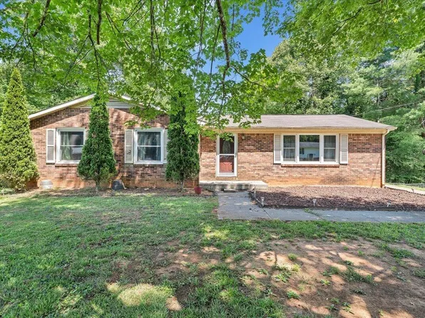 390 Rakes Rd, Rocky Mount, VA 24151