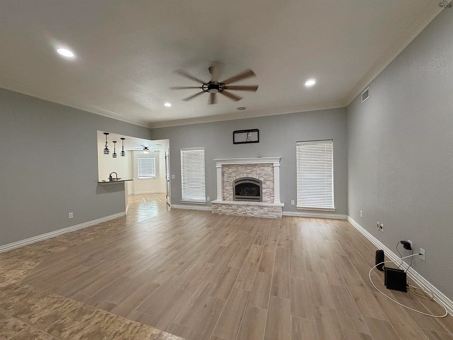 4 bed, 2.0 bath, 1880 sqft, $3,000 — Photo 3