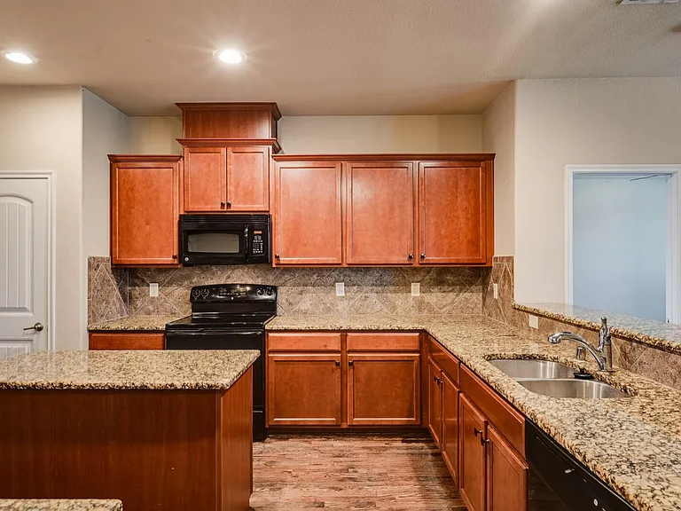 940 Lancashire Ln — Photo 10