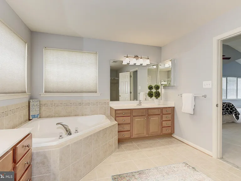 120 Nassau Dr — Photo 18
