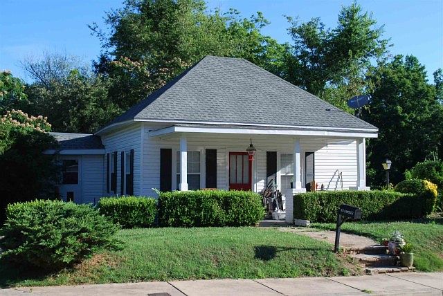 2nd image of 915 Candler St