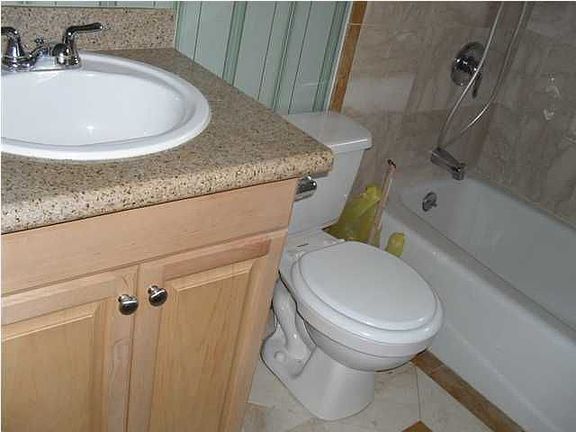 4th image of 1019 Oakland Dr