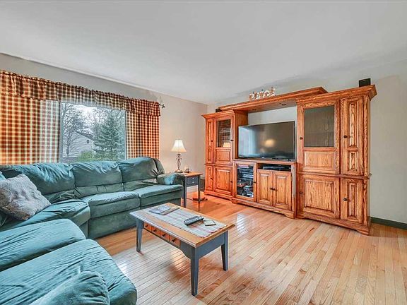4th image of 7 Forest Ln