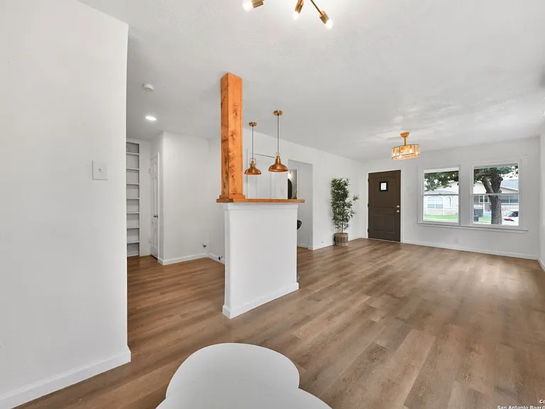 127 Burke Ave — Photo 4