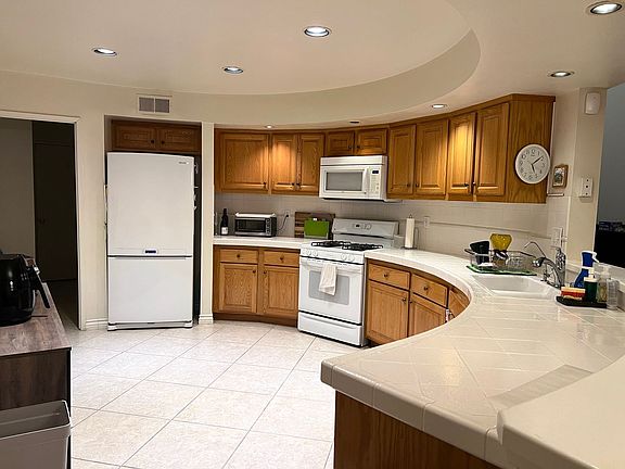 3rd image of 686 Woodlawn Dr