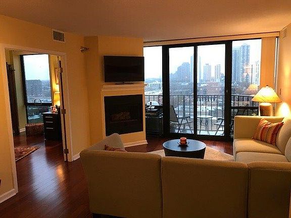 3rd image of 1309 N Wells St APT 1405
