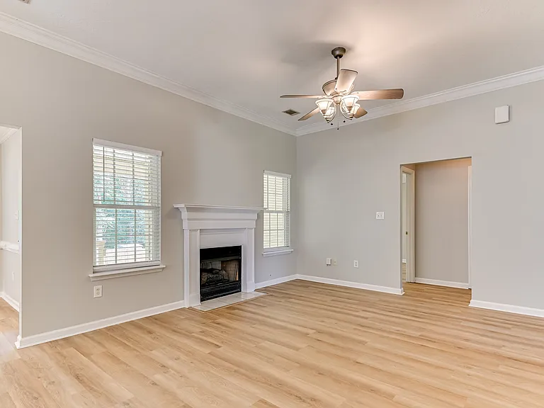 1955 Shoreline Dr — Photo 4