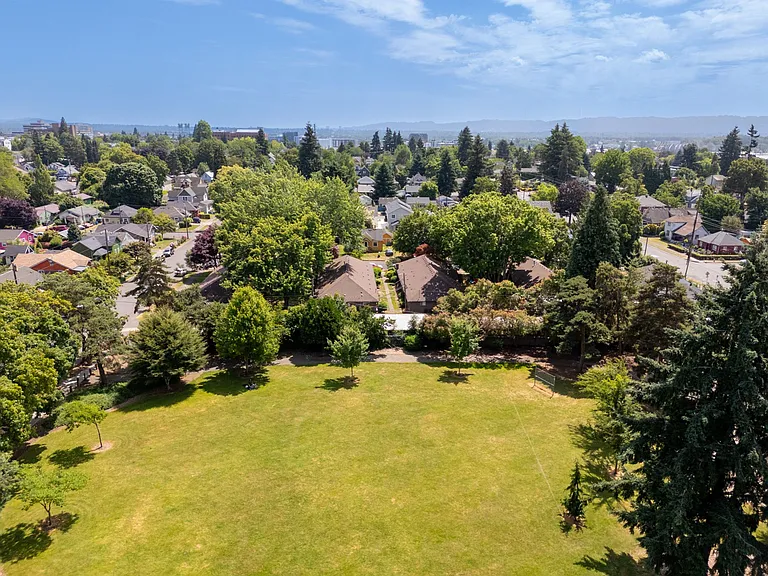 Columbia Court Apartments — Photo 47
