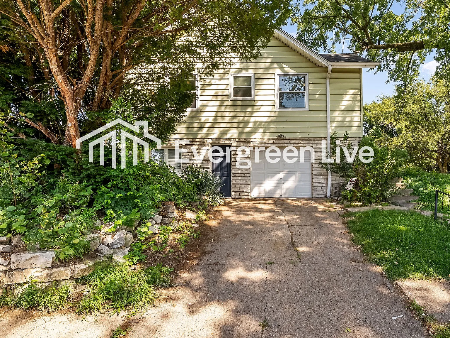 3 bed, 2.0 bath, 903 sqft, $1,345 — Photo 4