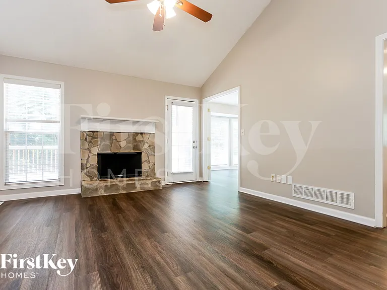 4808 Woodlands Pkwy — Photo 2